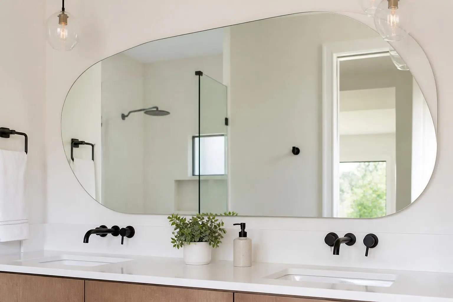 Miroir sur mesure installé au-dessus d'un meuble de salle de bains