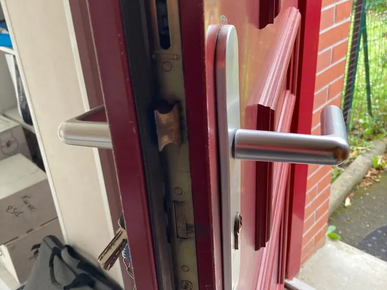 Serrure multipoints sur une porte d'entrée