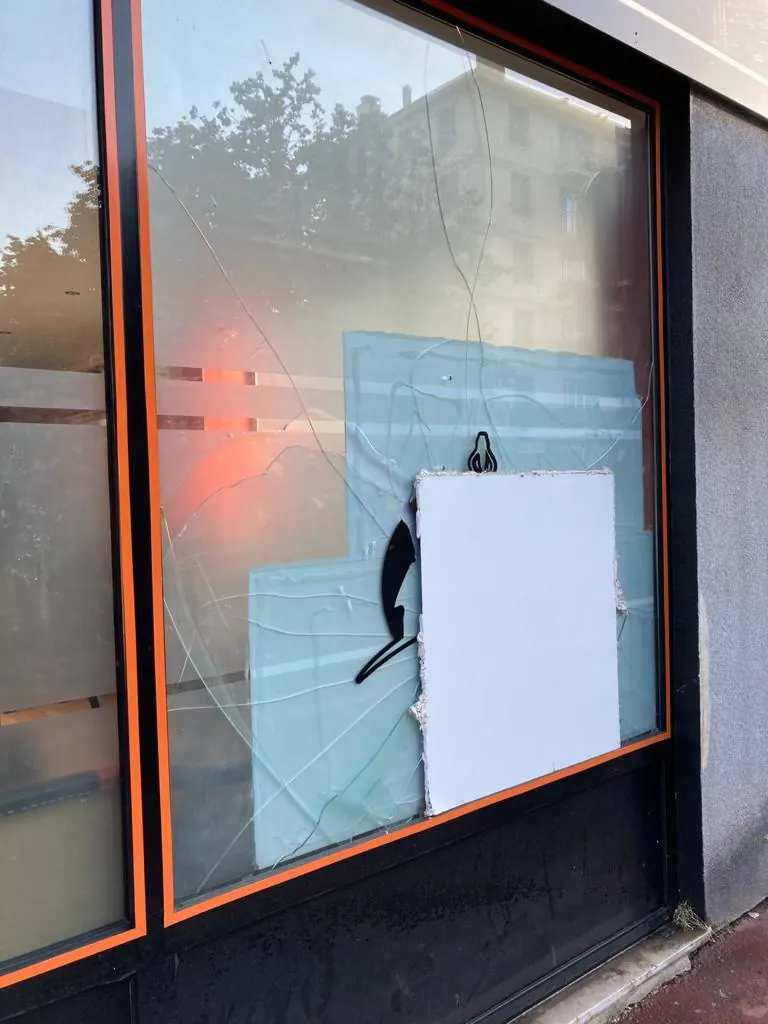 Vitrine de commerce fissurée avant remplacement du vitrage